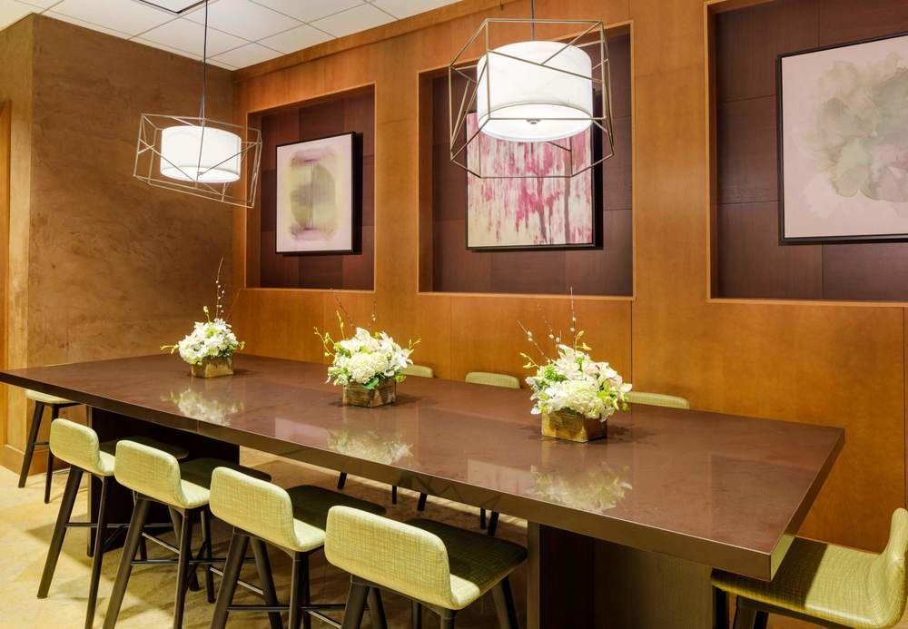 Courtyard By Marriott Boston Logan Airport Hotel Bagian luar foto