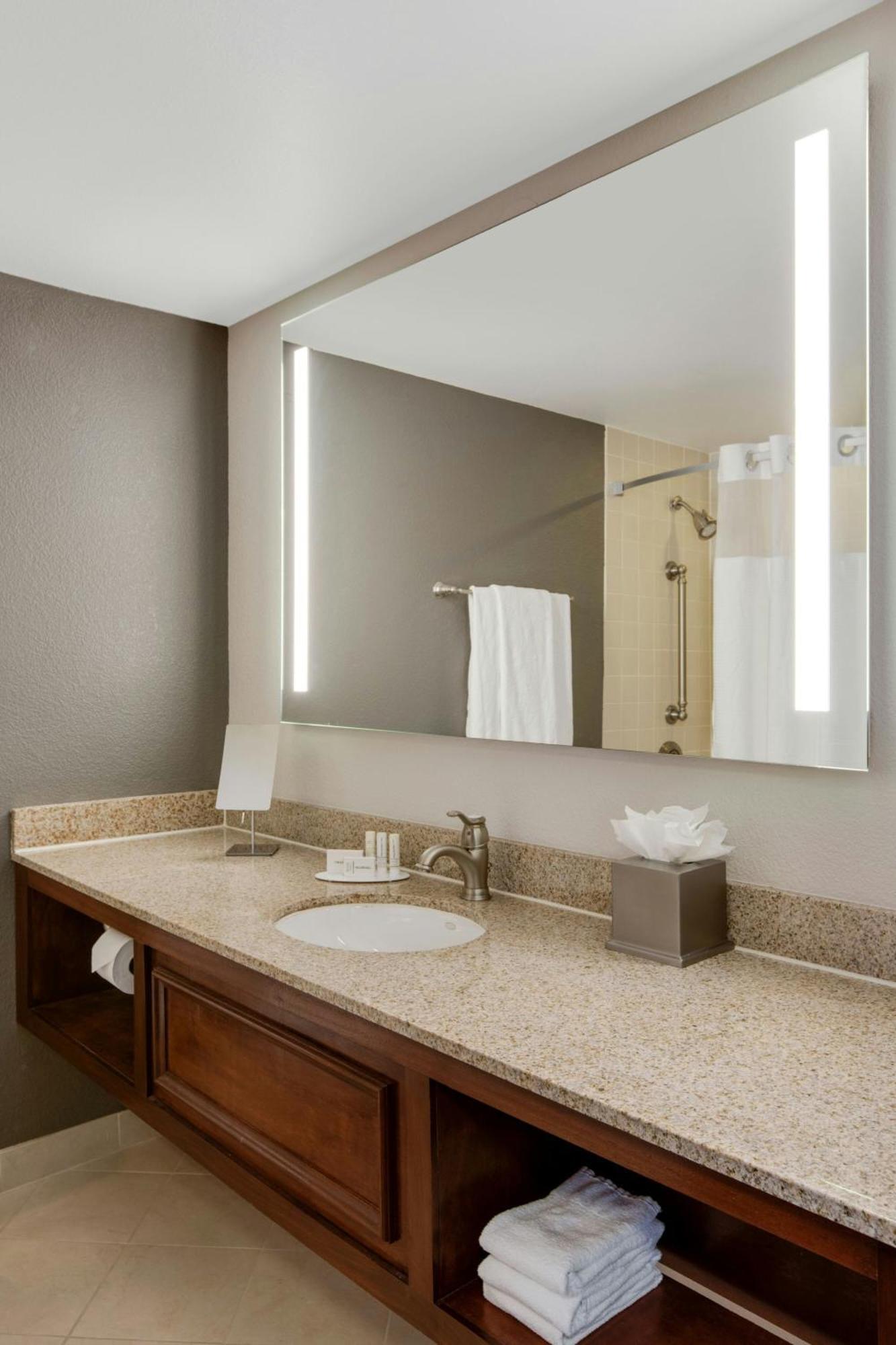 Courtyard By Marriott Boston Logan Airport Hotel Bagian luar foto