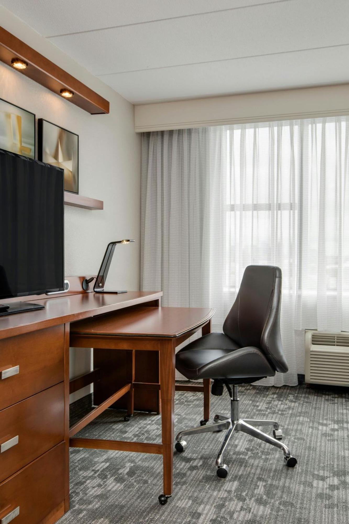 Courtyard By Marriott Boston Logan Airport Hotel Bagian luar foto