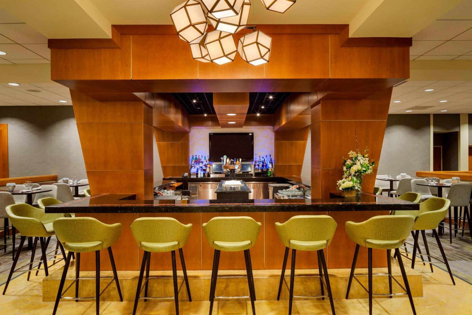 Courtyard By Marriott Boston Logan Airport Hotel Bagian luar foto