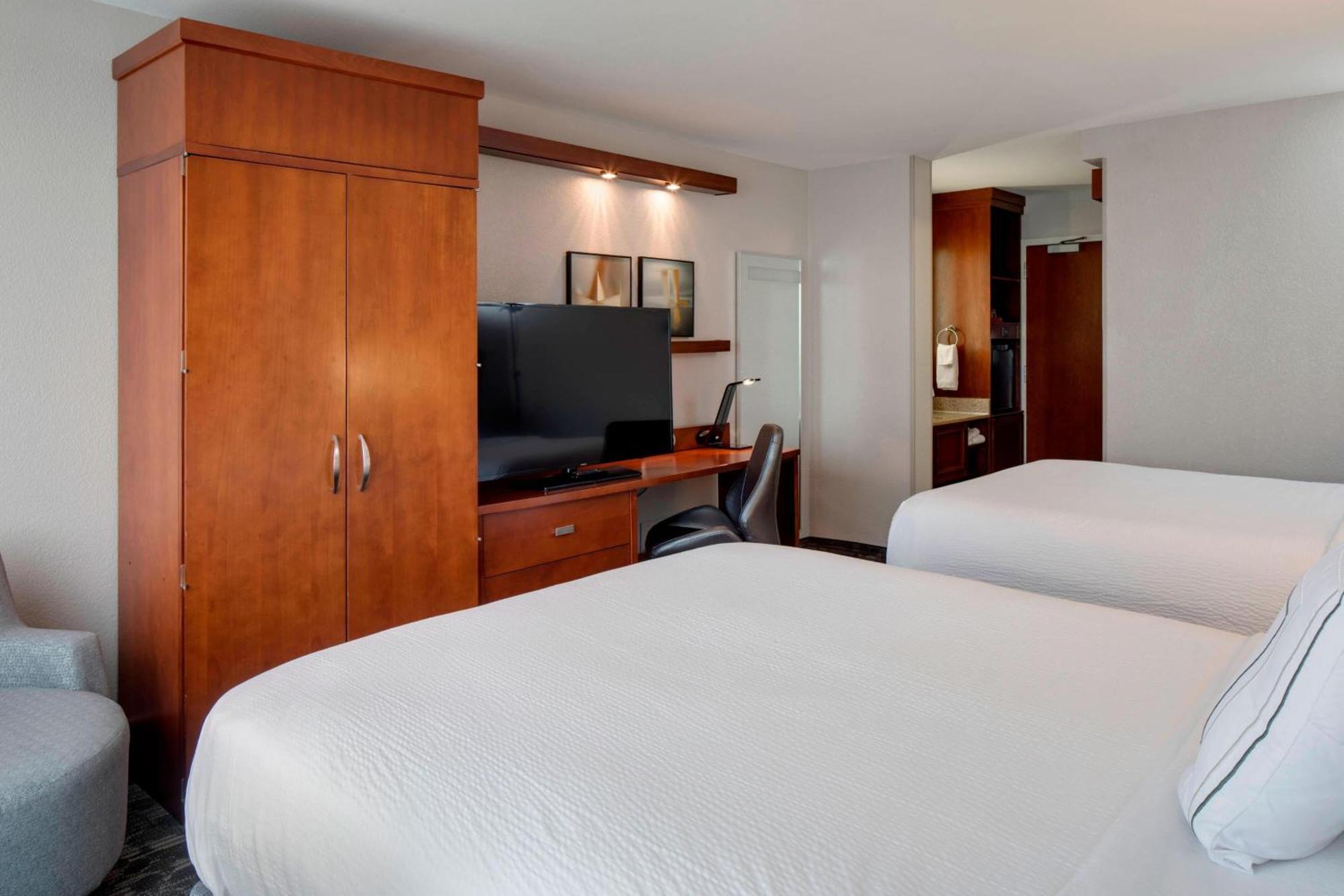 Courtyard By Marriott Boston Logan Airport Hotel Bagian luar foto