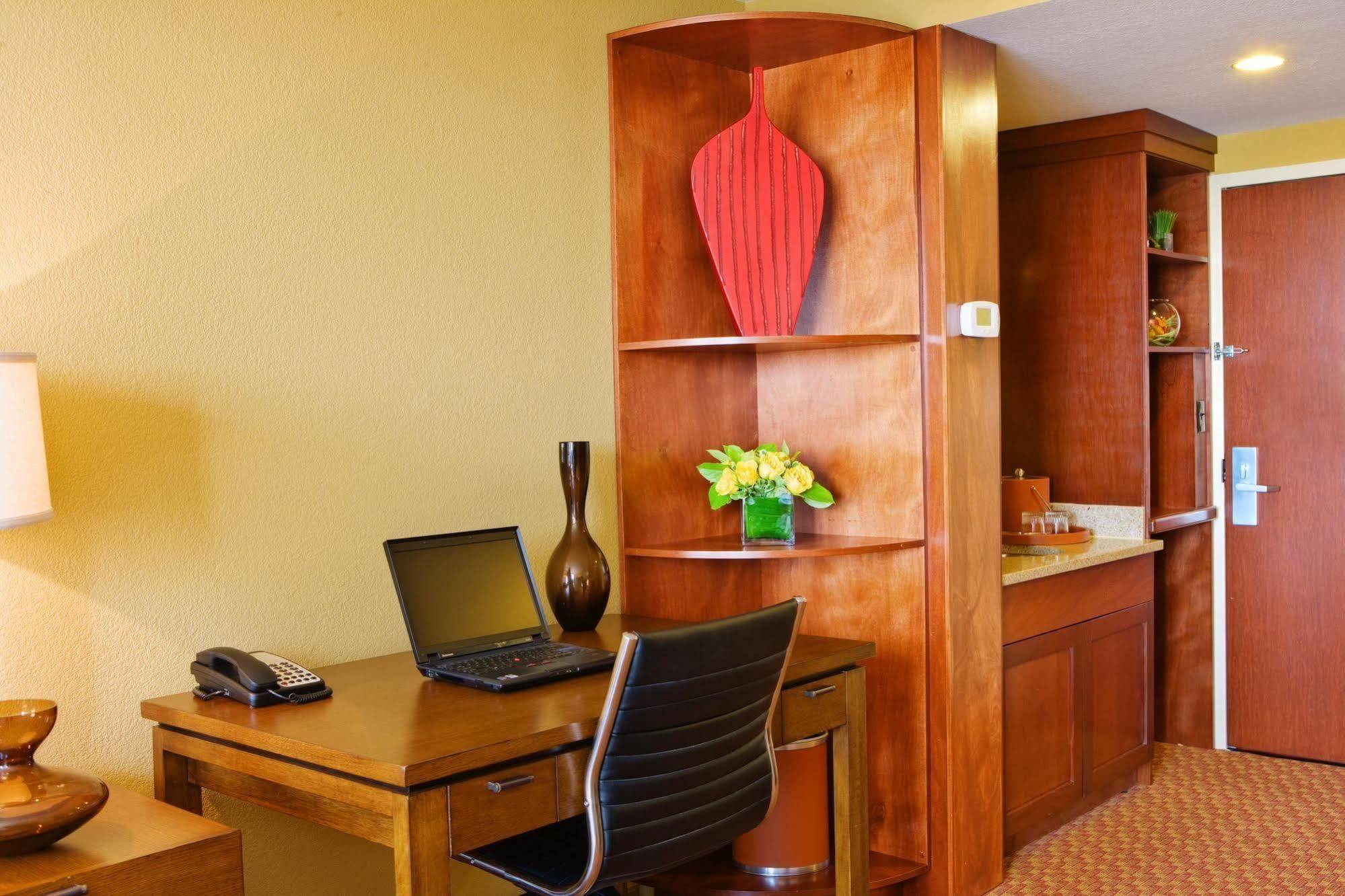 Courtyard By Marriott Boston Logan Airport Hotel Bagian luar foto